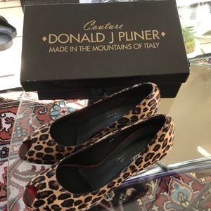DONALD J PLINER SIZE 9 3 INCH HEELS